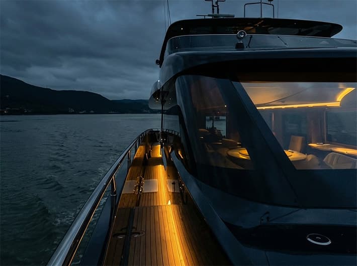 Allegro Flybridge Yacht